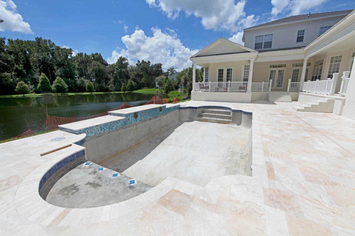 Painting the Pool vs. Plastering the Pool: What Are the Differences?